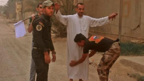 مدنيو القائم يخرجون من "سجن مفتوح" مع دخول القوات العراقية
