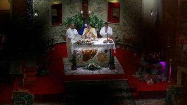 مسيحيو العراق في قدام عيد الميلاد في كنيسة في بغداد يوم الثلاثاء
