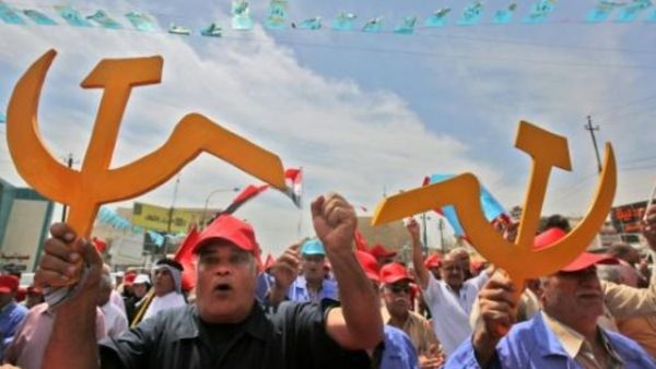 انصار الحزب الشيوعي العراقي خلال المسيرة في بغداد الثلاثاء في الاول من ايار/مايو 
