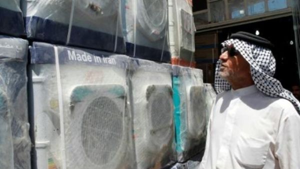 زبون في احد متاجر بغداد يعاين غسالات مصنعة في ايران

