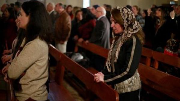 عراقيون أثناء قداس عيد الميلاد في احدى كنائس بغداد يوم الخميس
