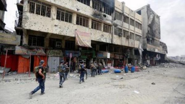 أفراد من الشرطة الاتحادية العراقية خلال قتال ضد متشددي تنظيم الدولة الإسلامية في المدينة القديمة بالموصل
