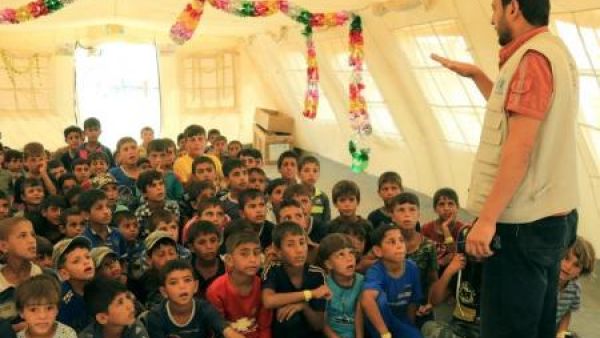 أطفال عراقيون نازحون يدرسون في مدرسة يإشراف منظمة الأمم المتحدة للطفولة (يونيسف) في مخيم حمام العليل للنازحين جنوبي الموصل 
