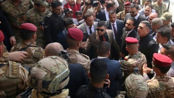 الحلبوسي لدى وصوله الى مقر حكومي في مدينة البصرة الثلاثاء
