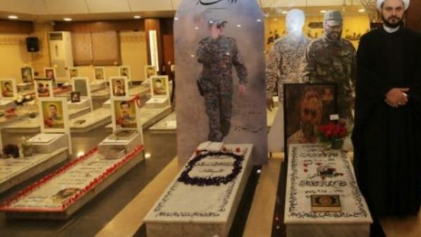 الامين العام لحركة النجباء العراقية اكرم الكعبي خلال زيارته لضريح القيادي العسكري في حزب الله عماد مغنية

