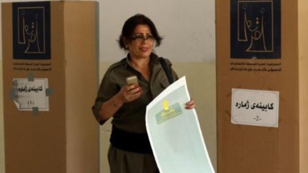 جندية عراقية كردية تدلي بصوتها في مركز اقتراع في عملية تصويت خاصة قبل الانتخابات التشريعية

