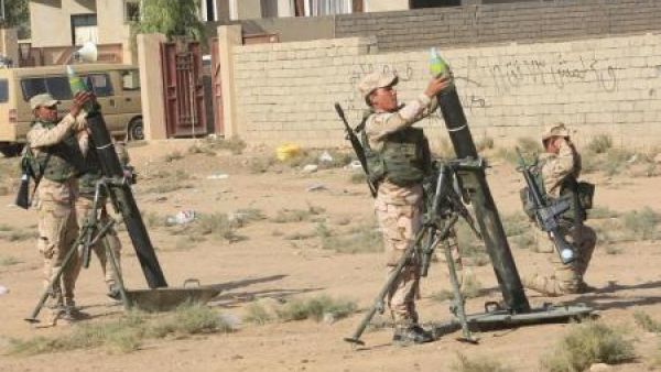 جنود عراقيون يستعدون لإطلاق قذائف تجاه مواقع الدولة الإسلامية في قرية بعويزة إلى الشمال من الموصل
