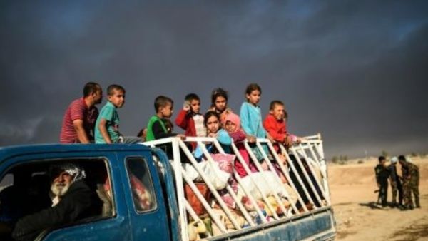 نازحون عراقيون يصلون الى بلدة القيارة في جنوب الموصل
