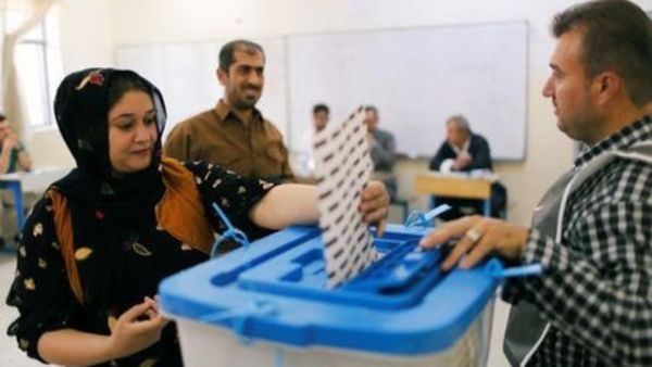 امرأة تدلي بصوتها في الانتخابات البرلمانية الكردية في مدينة إربيل في إقليم كردستان العراق 
