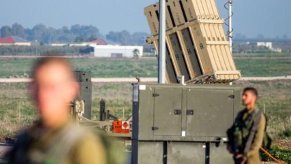 جنديان اسرائيليان قرب بطارية صواريخ تابعة لمنظومة القبة الحديدية
