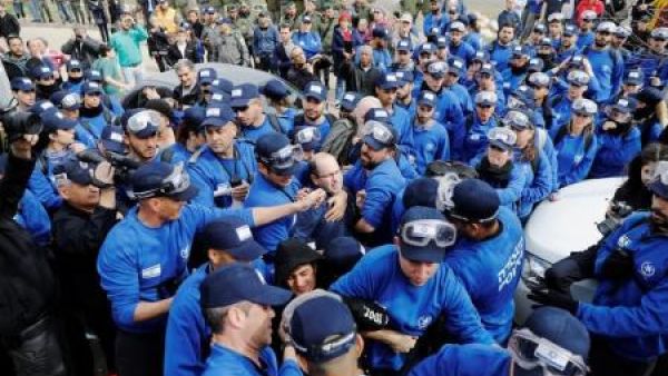 أفراد من الشرطة الإسرائيلية أثناء إجلاء مستوطنين ومئات من أنصارهم من تسعة منازل بنيت بشكل غير قانوني على أراض مملوكة ملكية خاصة لفلسطينيين في الضفة الغربية المحتلة

