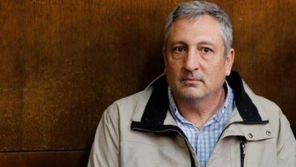 نير حيفيتس المتحدث السابق باسم رئيس الوزراء الإسرائيلي بنيامين نتنياهو في محكمة في تل أبيب

