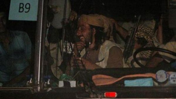 قافلة تقل مقاتلين من تنظيم الدولة الإسلامية وعائلاتهم تغادر القلمون على الحدود اللبنانية 
