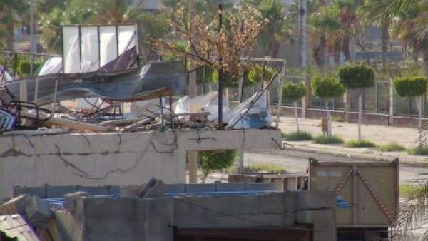 شاحنة يستخدمها مقاتلو الدولة الاسلامية متوقفة اثناء معركة بين القوات الليبية و الدولة الاسلامية في سرت
