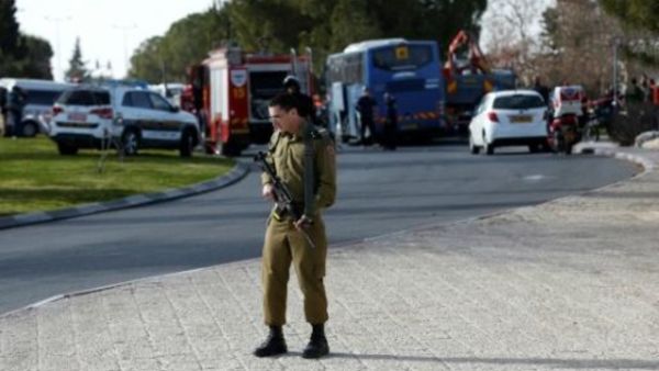 انتشار لقوات الامن واجهزة الاسعاف في موقع عملية الدهس في القدس

