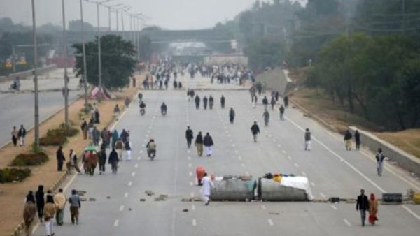 القضاء الباكستاني يستدعي وزير الداخلية في قضية اقفال الطريق الى اسلام أباد

