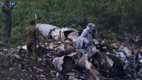 حطام طائرة مقاتلة إسرائيلية قرب قرية في اسرائيل
