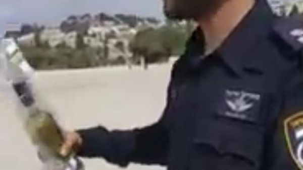 ضابط اسرائيلي يُدخل زجاجة خمر الى باحات الأقصى