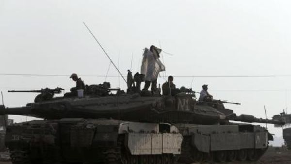 دبابات اسرائيلية بالقرب من الحدود مع غزة
