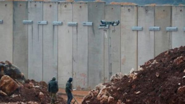 جنود اسرائيليون امام جدار شيد على الحدود مع لبنان

