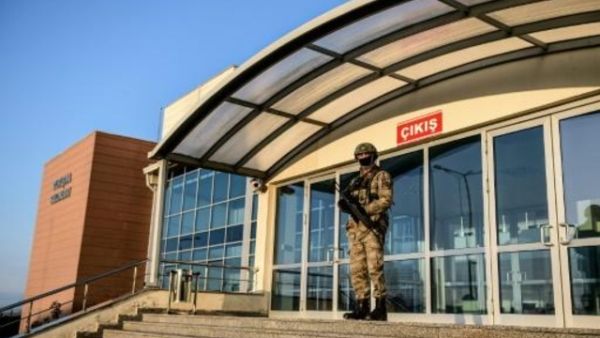 عنصر من القوات الخاصة التركية يقف امام مبنى المحكمة في سيليفري باسطنبول
