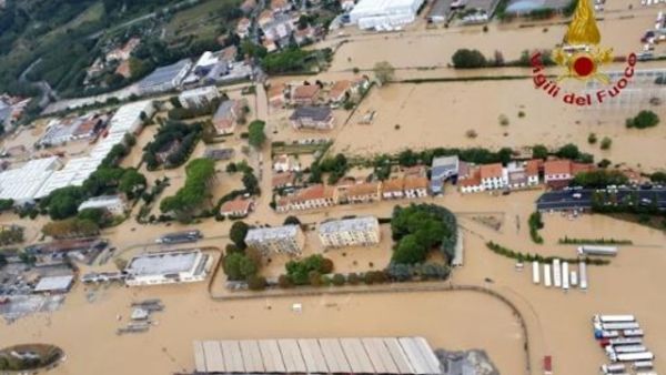 صورة التقطتها الدفاع المدني الايطالي تظهر الفيضانات في مدينة ليفورنو 
