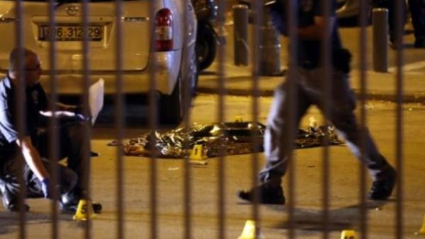عناصر من الشرطة الاسرائيلية قرب جثة فلسطيني في القدس الشرقية تقول الشرطة أنه حاول طعن اسرائيلي قبل اطلاق النار عليه وقتله

