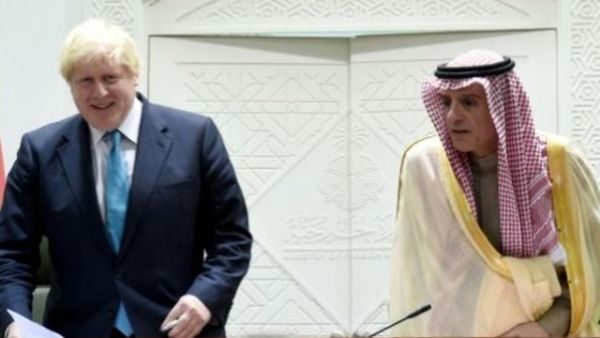 وزير الخارجية السعودي عادل الجبير مع نظيره البريطاني بوريس جونسون في الرياض
