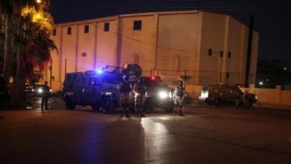 أفراد من الشرطة الأردنية قرب مقر السفارة الإسرائيلية في العاصمة عمان
