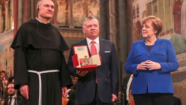 أنغيلا ميركل تشيد بدور الأردن في استقبال اللاجئين السوريين أنغيلا ميركل تشيد بدور الأردن في استقبال اللاجئين السوريين