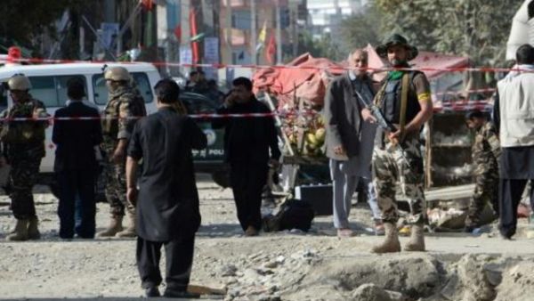 شرطيون أفغان في موقع التفجير الانتحاري بالقرب من حسينية قلعة فتح الله في كابول

