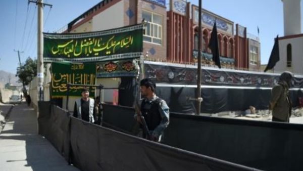 شرطي أفغاني يحرس مسجد باقر العلوم قبل ذكرى عاشوراء في كابول

