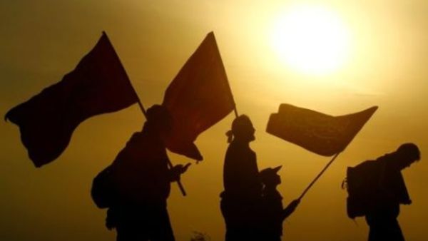 زوار عراقيون عند وصولهم الى مدخل كربلاء
