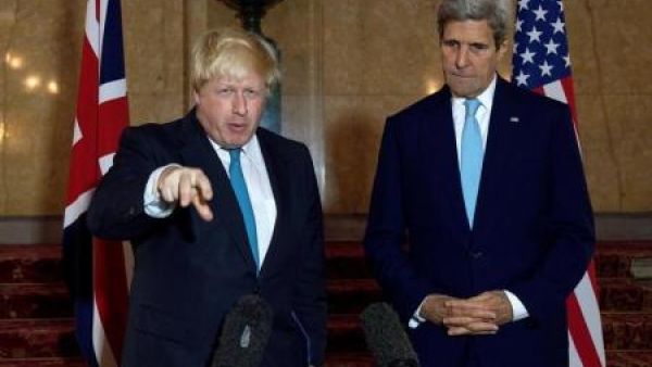 وزير الخارجية البريطاني بوريس جونسون (الى اليسار ) وبجواره نظيره الأمريكي جون كيري
