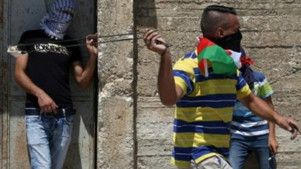 فلسطيني يستخدم مقلاعا لرشق الجنود الإسرائيليين خلال مواجهات اعقبت تظاهرة احتجاج عل مصادرة إسرائيل أراضي فلسطينية في قرية كفر قدوم قرب نابلس 
