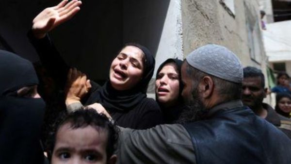 أقارب الفلسطيني ناصر شراب (18 عاما) الذي قتلته القوات الإسرائيلية اثناء احتجاج على طول الحدود بين قطاع غزة وإسرائيل يبكون اثناء جنازته في خان يونس
