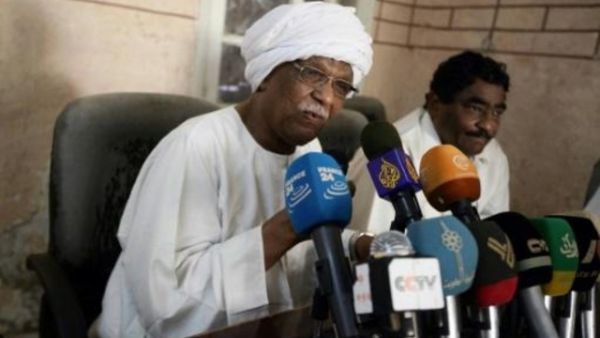 زعيم الحزب الشيوعي السوداني محمد مختار الخطيب خلال مؤتمر صحافي في الخرطوم

