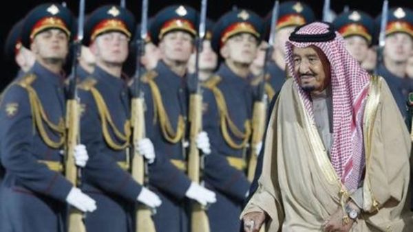 العاهل السعودي الملك سلمان يستعرض حرس الشرف لدى وصوله مطار فنوكوف على مشارف موسكو يوم الأربعاء
