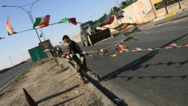 قوات عراقية تزيل الاعلام الكردية من المناطق التي تقدمت اليها في محافظة كركوك في شمال العراق

