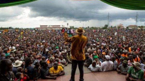 زعيم المعارضة في كينيا رايلا اودينغا يلقي خطابا امام تجمع لمؤيديه في معقله كيسومو

