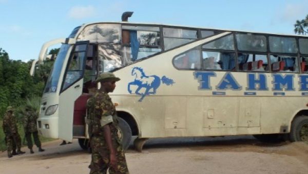 شرطيون كينيون قرب حافلة هاجمها المتمردون الشباب في شرق كينيا
