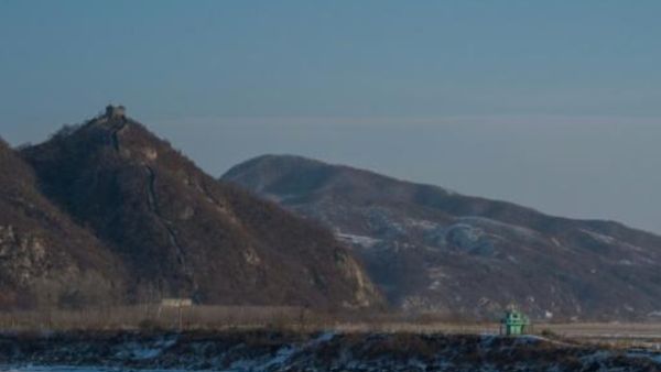 مركز مراقبة كوري شمالي على ضفة نهر يالو مقابل حدود الصين
