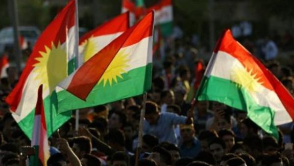 اكراد عراقيون يتجمعون في الشوارع ويرفعون الاعلام الكردية لحث السكان على التصويت في الاستفتاء المقبل حول الاستقلال
