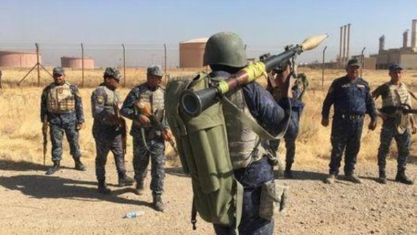 أفراد من القوات العراقية يدخلون حقول للنفط في كركوك
