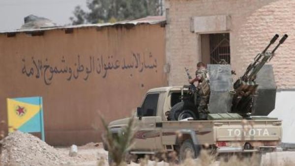 مقاتل من وحدات حماية الشعب الكردية في سوريا
