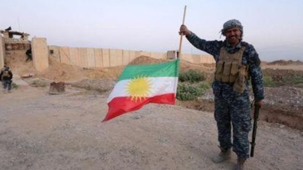 جندي عراقي يحمل علم كردستان العراق مقلوبا في كركوك
