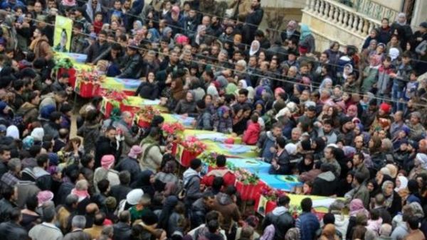 اكراد سوريون يشاركون في عفرين في تشييع عناصر من وحدات حماية الشعب الكردية ومدنيين قتلوا اثر الهجوم التركي على شمال سوريا
