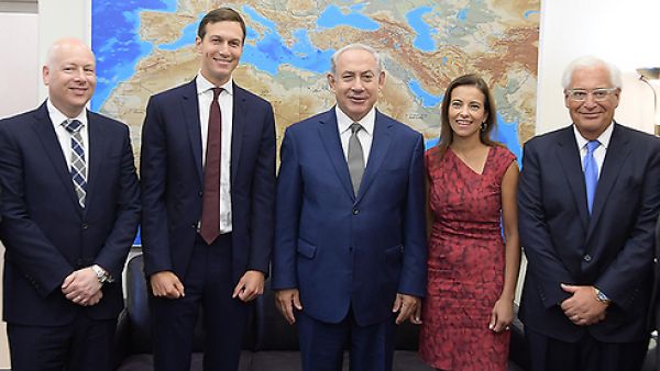 نتانياهو (الوسط) في صورة تذكارية مع كوشنر والوفد الاميركي
