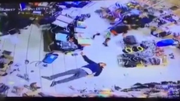 لقطة من الفيديو ويبدو فيها العامل المصري ممددا بلا حراك على ارضية المحل التجاري