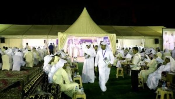 كويتيون يشاركون في لقاء انتخابي

